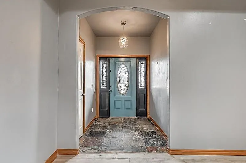 5 bed, 2500 sqft, $3,400 — Photo 2