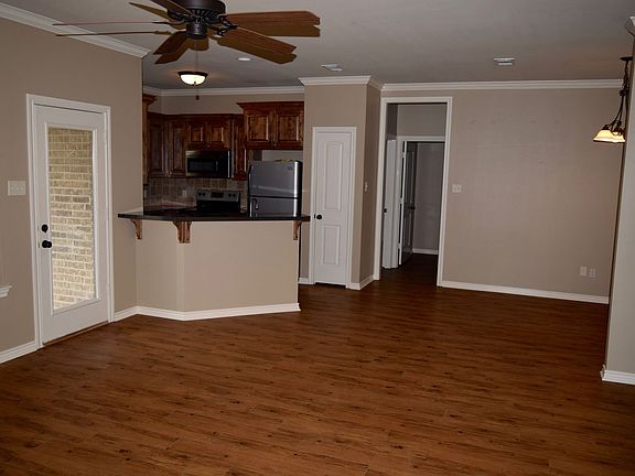 3rd image of 943 Redbud Ln