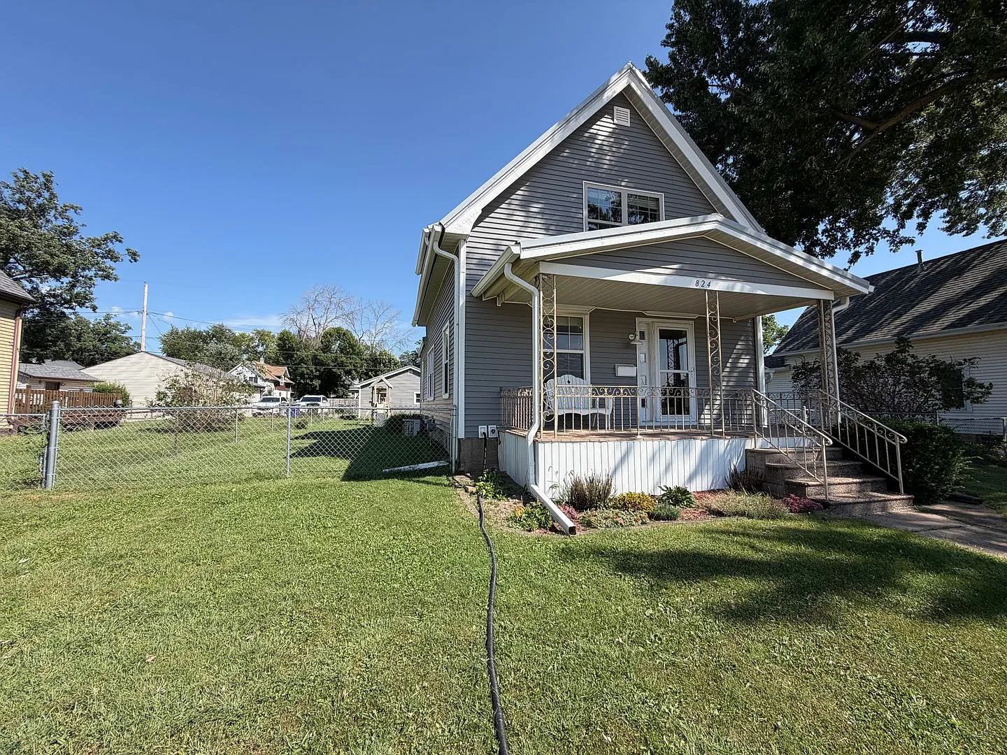 $2,000 | 3 Bedroom 2 Bath | 2 Car Detached Garage | Large Fenced Backyard — Photo 2