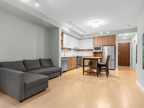 3rd image of 618 Como Lake Ave #108