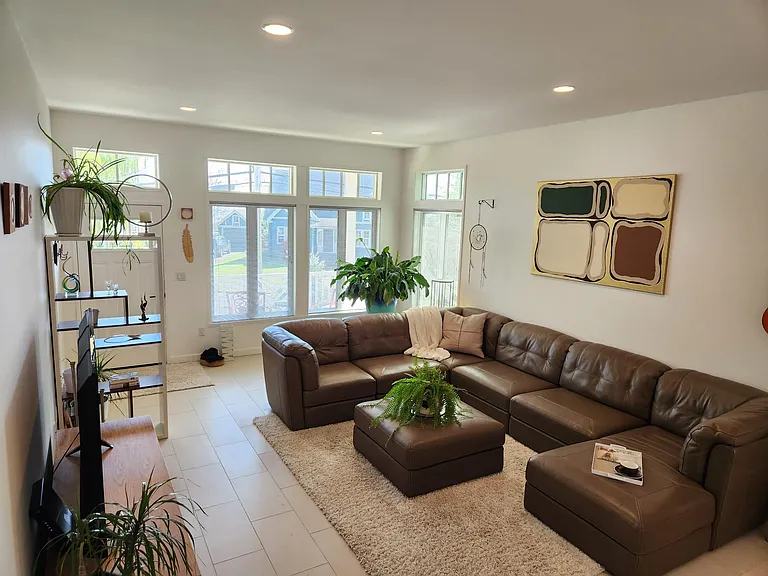 2726 Eldridge Ave — Photo 7