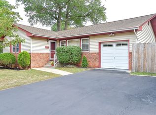 16 Seville Dr, Somerville, NJ 08876