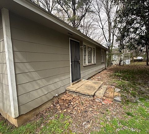 2nd image of 3060 Linda Dr