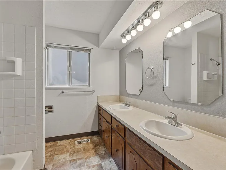 117 N Homedale Ave — Photo 13