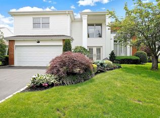 161 Country Club Dr, Commack, NY 11725
