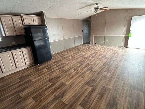 2nd image of 802 S Blackjack St
