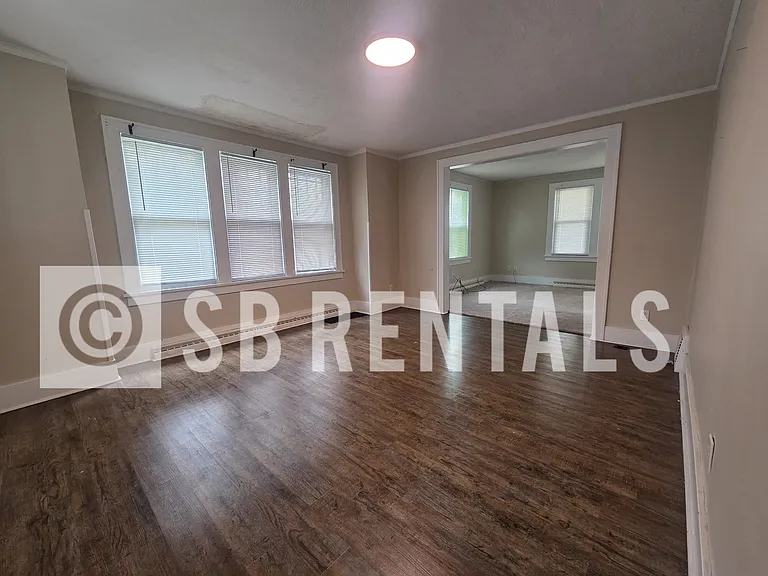 633 E Indiana Ave — Photo 4
