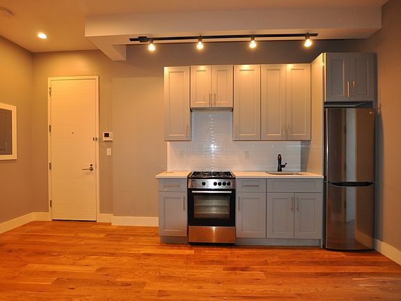 3rd image of 423 Rogers Ave #Rc3