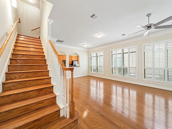 4th image of 9012 Lakes At 610 Dr