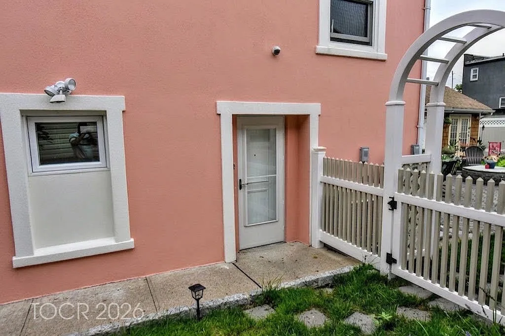 112 Pink St — Photo 3