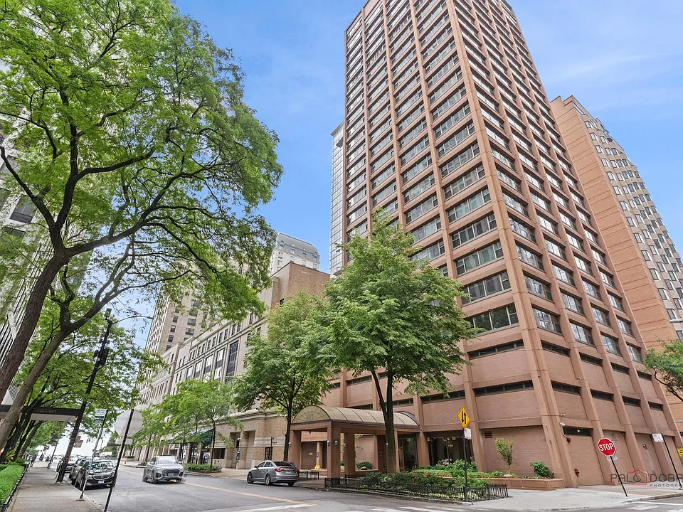 247 E Chestnut St #1804