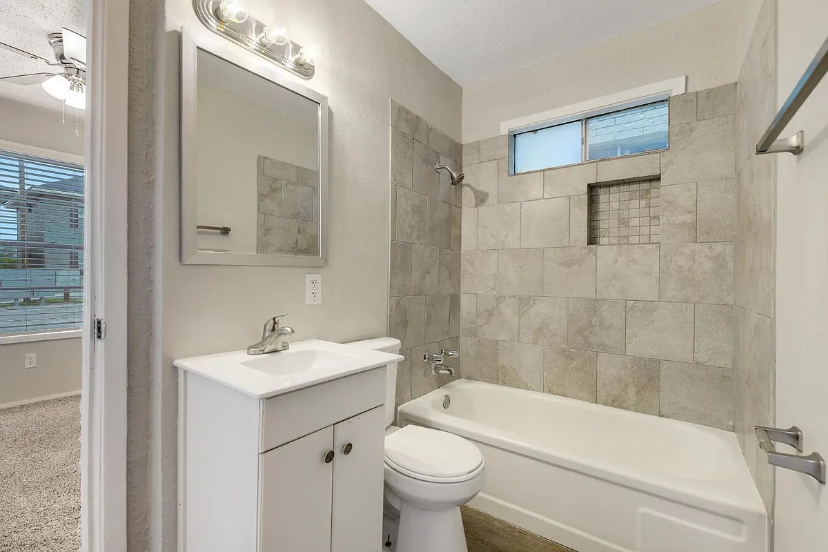 Unit Photo - 1511 Broadmoor Dr #C