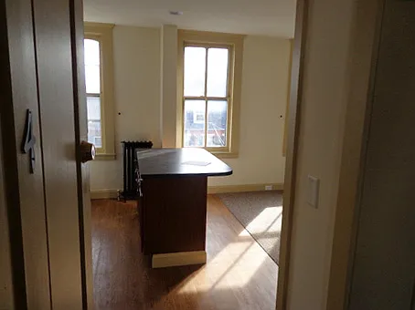 Building Photo - 21 E Walnut St #4