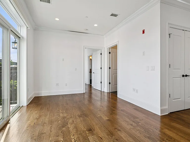 231 1st St #4G — Photo 8