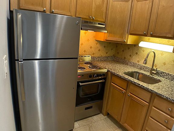 2nd image of 4519 N Clarendon Ave #902
