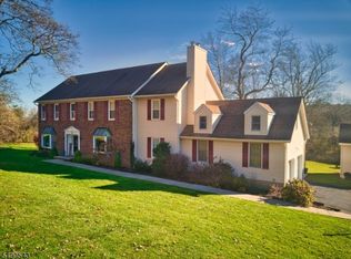 6 Crestwood Ct, Hackettstown, NJ 07840