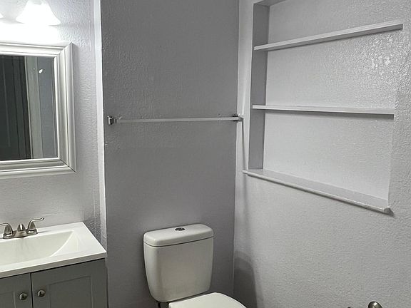 4th image of 135 Parmly Ave