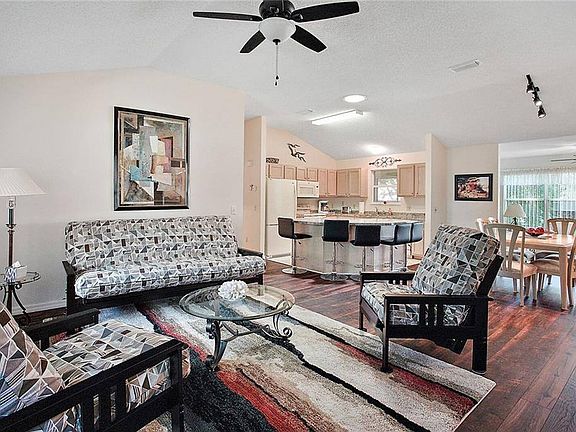 3rd image of 904 Cecilia Ct
