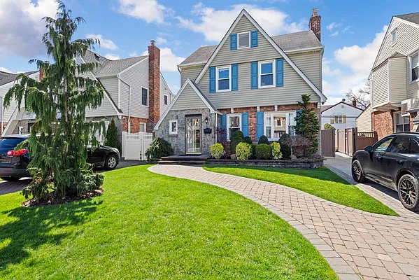 Sold by Nest Seekers International | media 2