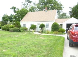 635 Irving St, Westbury, NY 11590