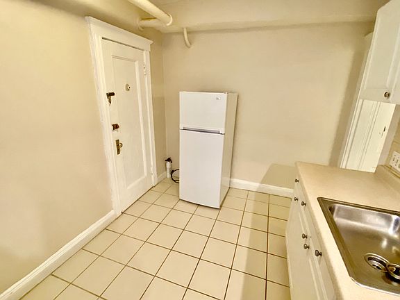 3rd image of 29 Mount Hood Rd APT 14