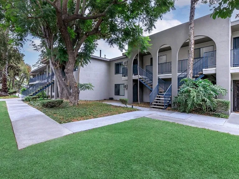 Vio Cerritos — Photo 10