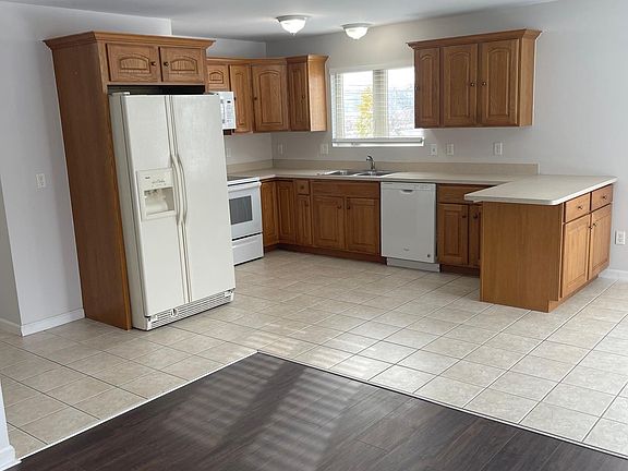 2nd image of 39111 Jefferson Ave