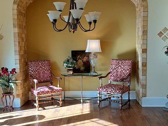 Living room with conversation niche