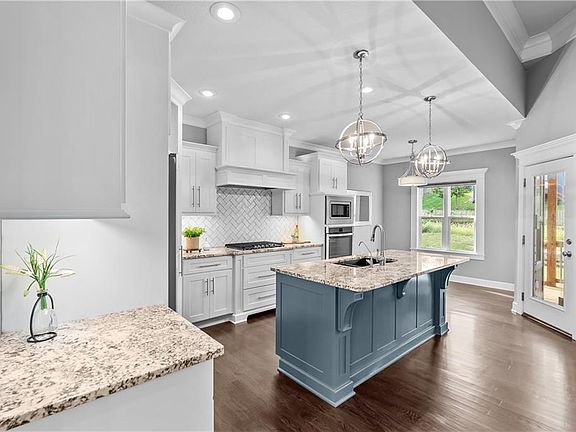 4th image of 820 SE Cedrus Ln
