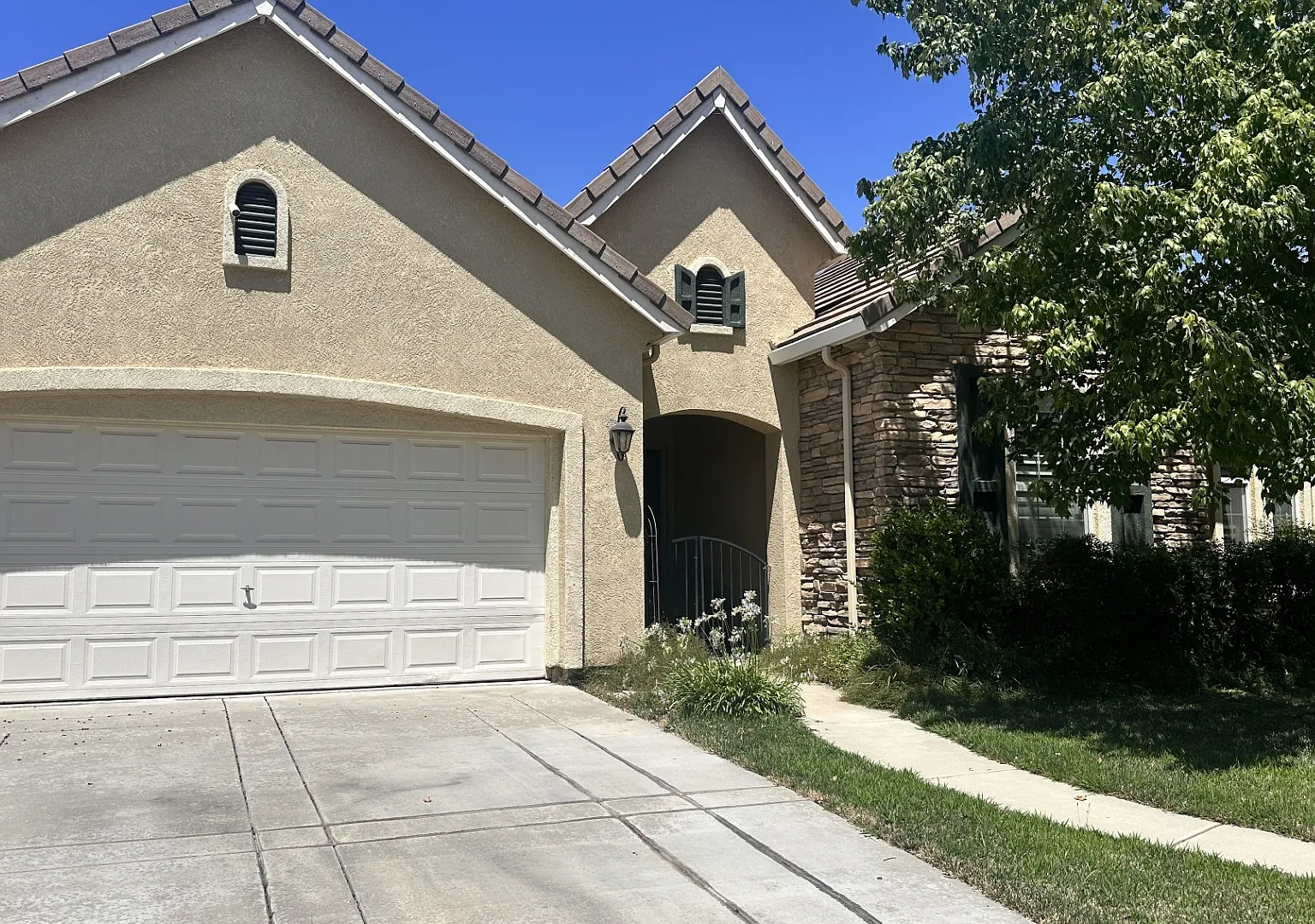 4 bed, 2.5 bath, 2198 sqft, $900 — Photo 1