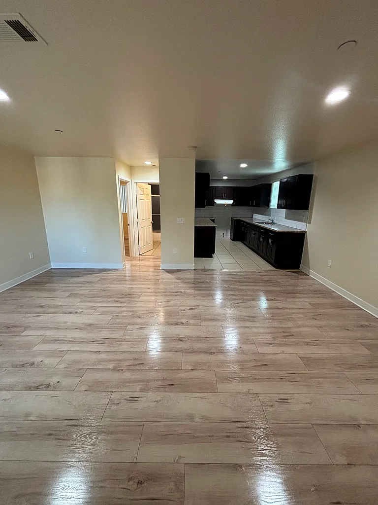 5 bed, 1730 sqft, $4,700 — Photo 3