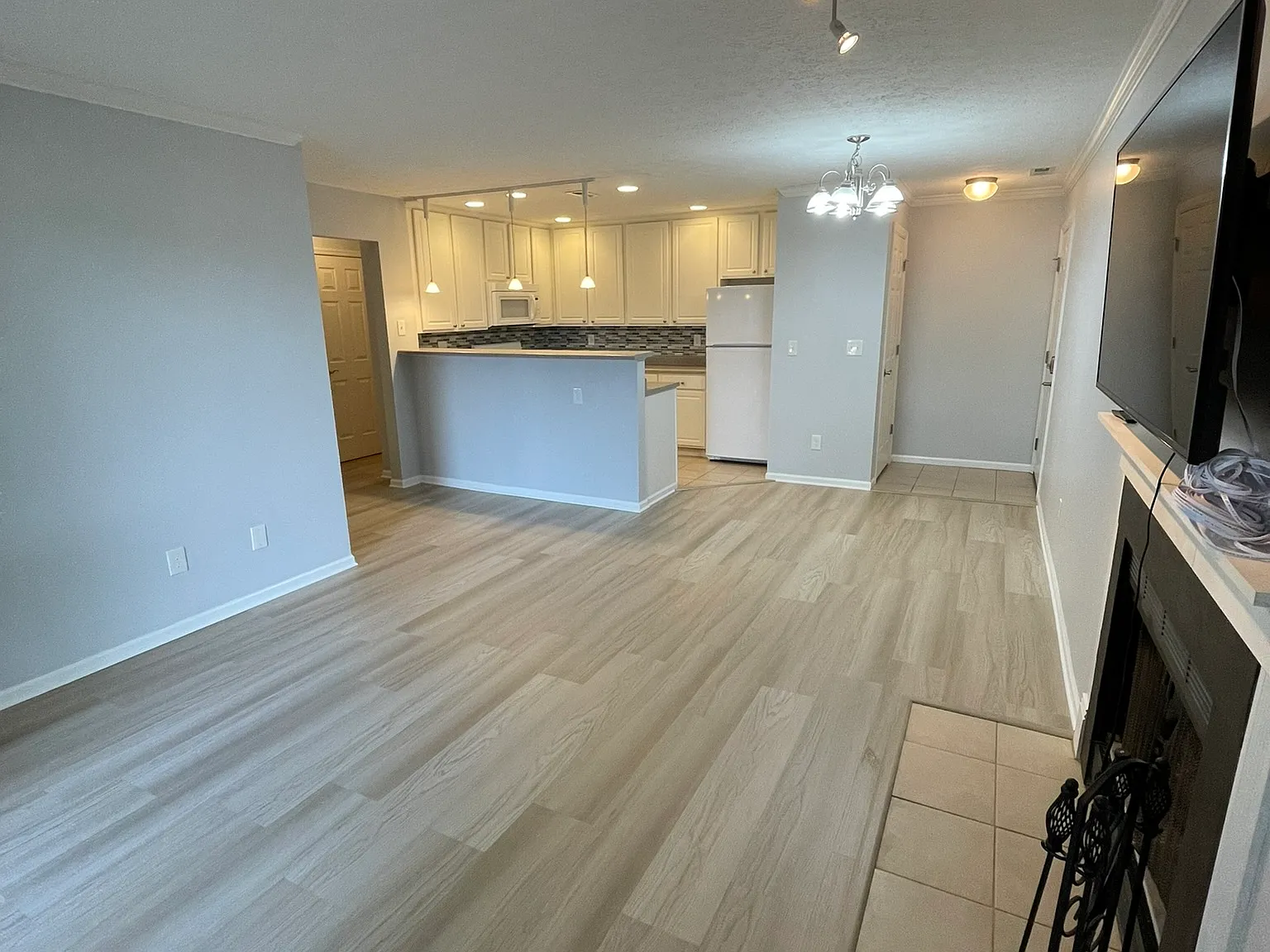 2750 Greystone Dr — Photo 2