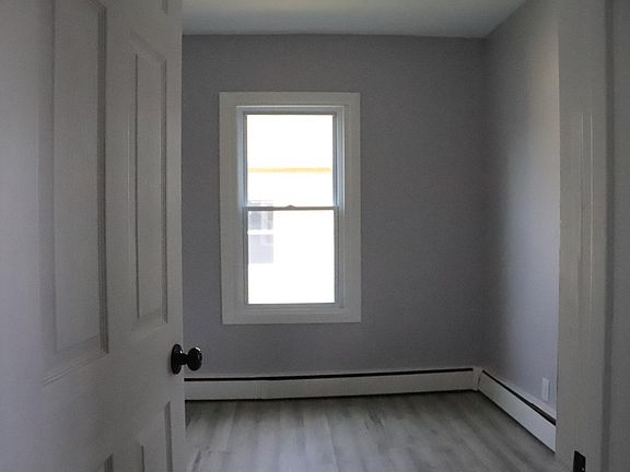 4th image of 92 Bassett St