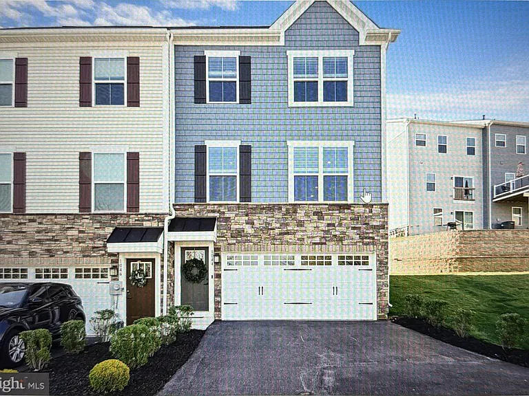 1044 Rosecroft Ln — Photo 9