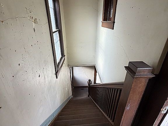 5th image of 909 Broadway Ave
