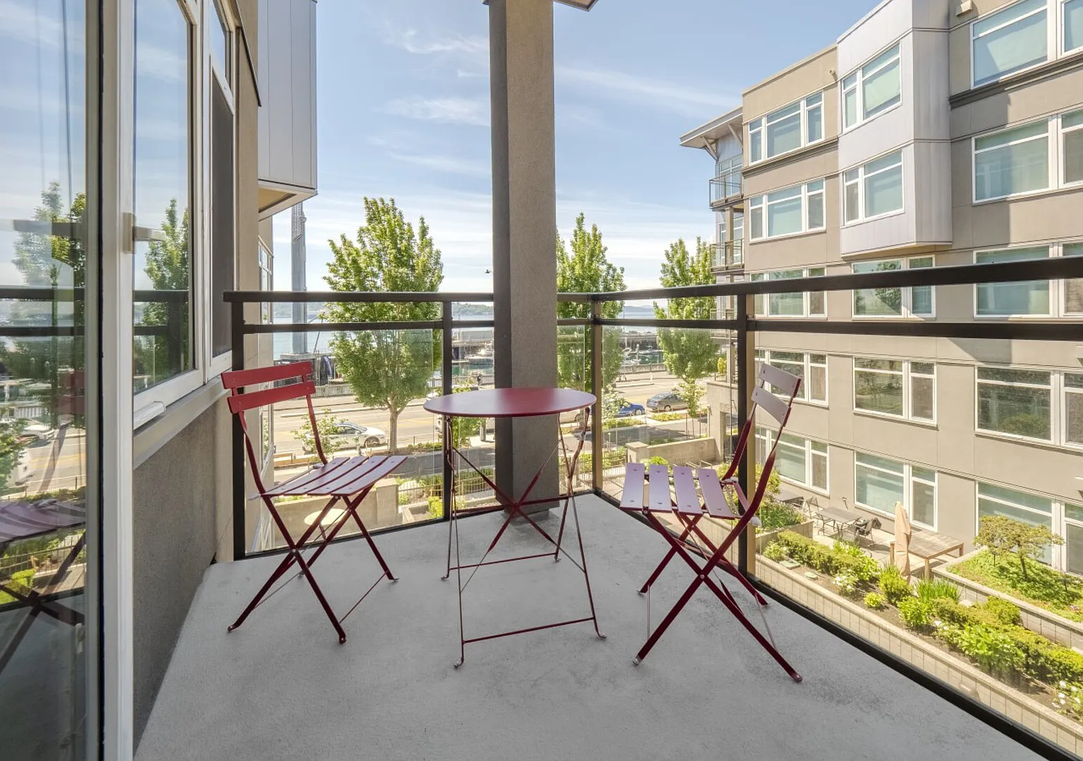 Waterfront Luxury 2BR | Stunning Views Walk to Pike Place — Photo 4