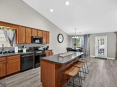 4 bed, 2598 sqft, $2,400 — Photo 3