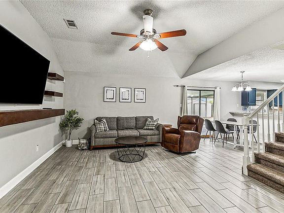 2nd image of 2524 Long Branch Dr