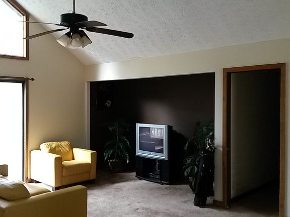 3rd image of 114 Bramble Oak Dr