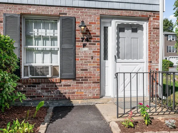 74 Roper St #F, Lowell, MA 01852