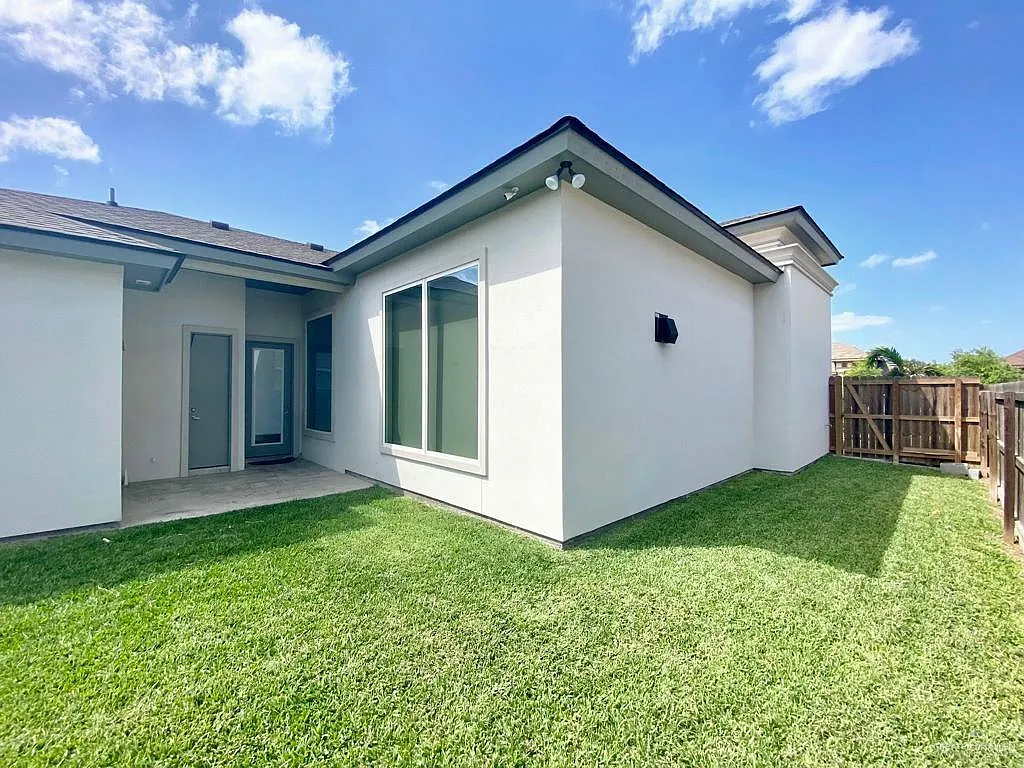 3 bed, 2.0 bath, 1824 sqft, $2,300 — Photo 4