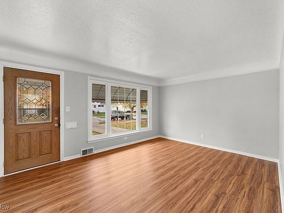 5th image of 15460 Harrison Dr