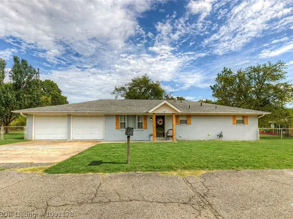 201 Thompson Ave, Poteau, OK 74953