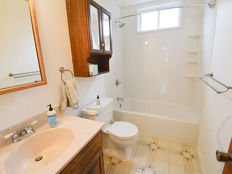608 22nd St NE — Photo 9