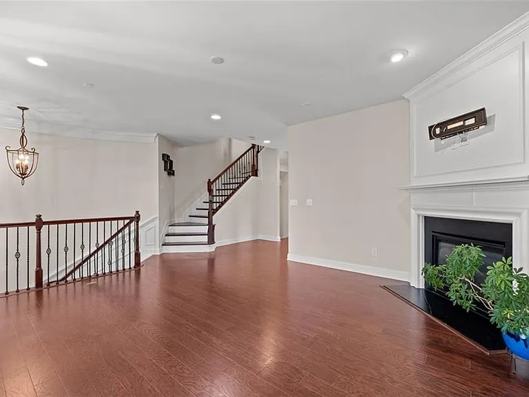 1034 E Paces Ln NE — Photo 8