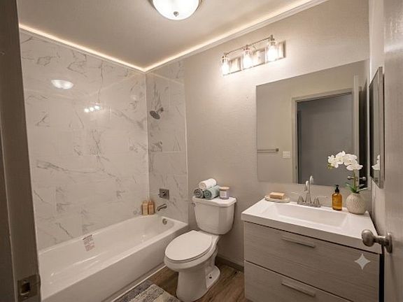 5th image of 2035 Clubview Dr