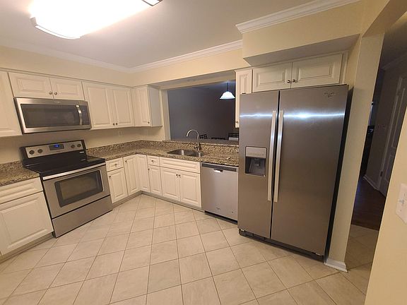 3rd image of 5548 Campus Dr #1