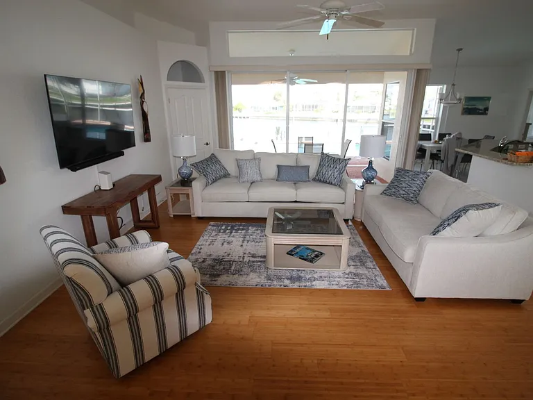 450 Sorrento Ct — Photo 4