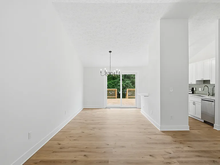 202 Leslie Ct #202 — Photo 11