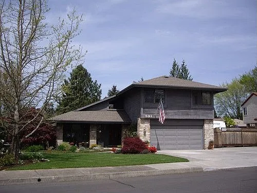 591 NW Queens Ct E photo 1